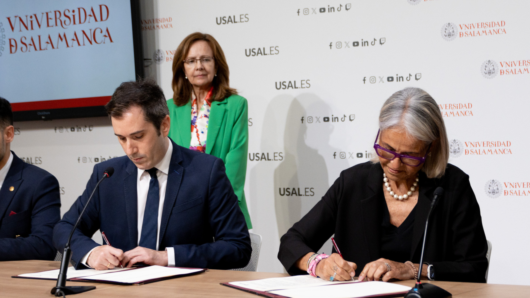 Federico Bueno de Mata y Mercedes Roldán Checa firman el acuerdo.