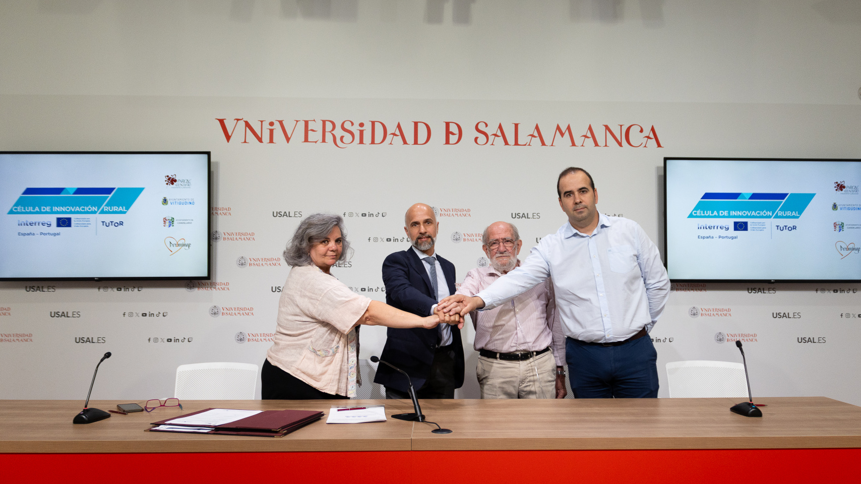 Firma de convenio: Elvira Fernández Gómez, alcaldesa de Candelario; Javier González Benito, vicerrector de Economía y director del Parque Científico de la USAL; Javier Muñiz Díaz, alcalde de Vitigudino; y David García Iglesias, alcalde de Peromingo.