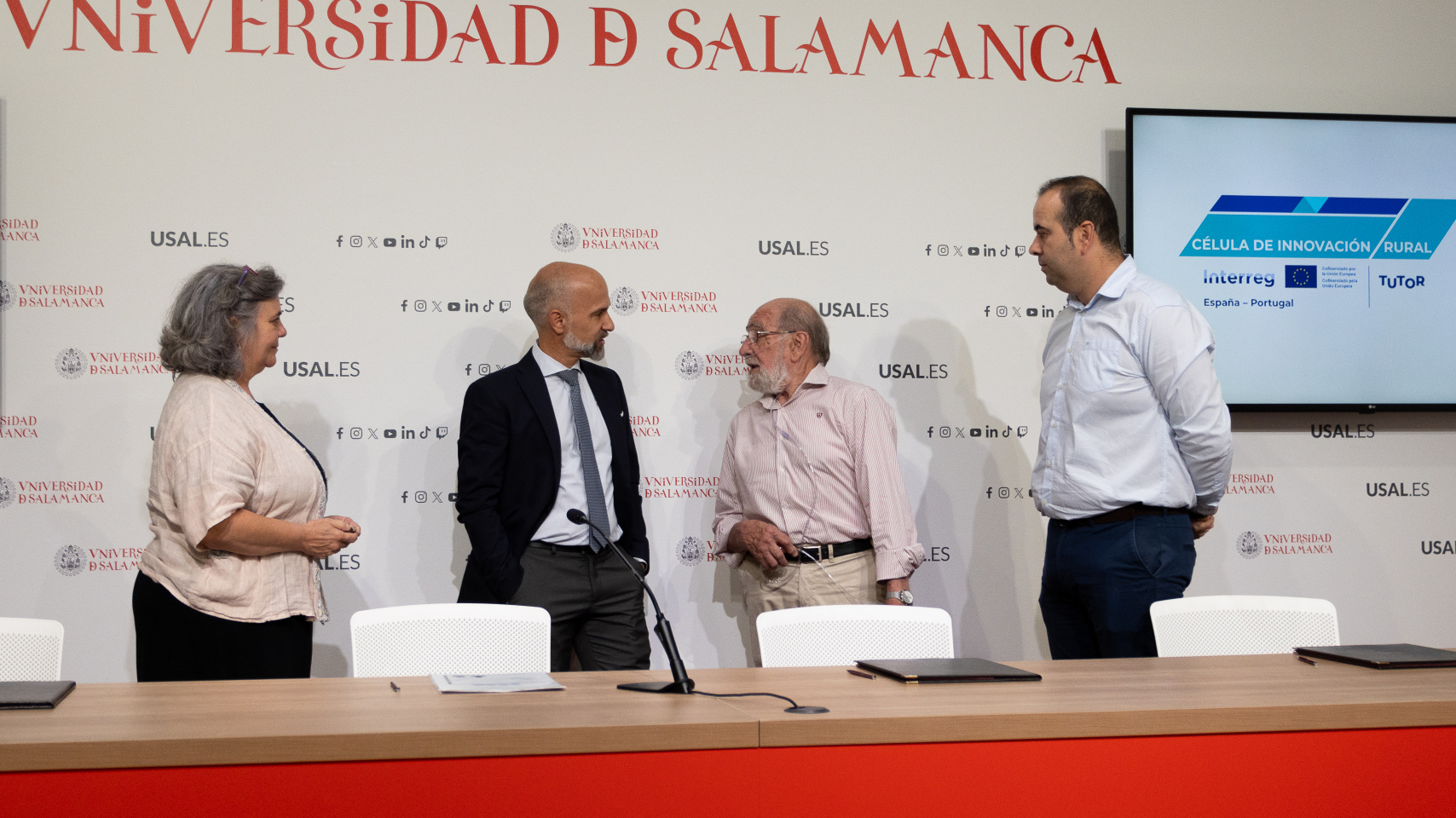 Elvira Fernández Gómez, alcaldesa de Candelario; Javier González Benito, vicerrector de Economía y director del Parque Científico de la USAL; Javier Muñiz Díaz, alcalde de Vitigudino; y David García Iglesias, alcalde de Peromingo.