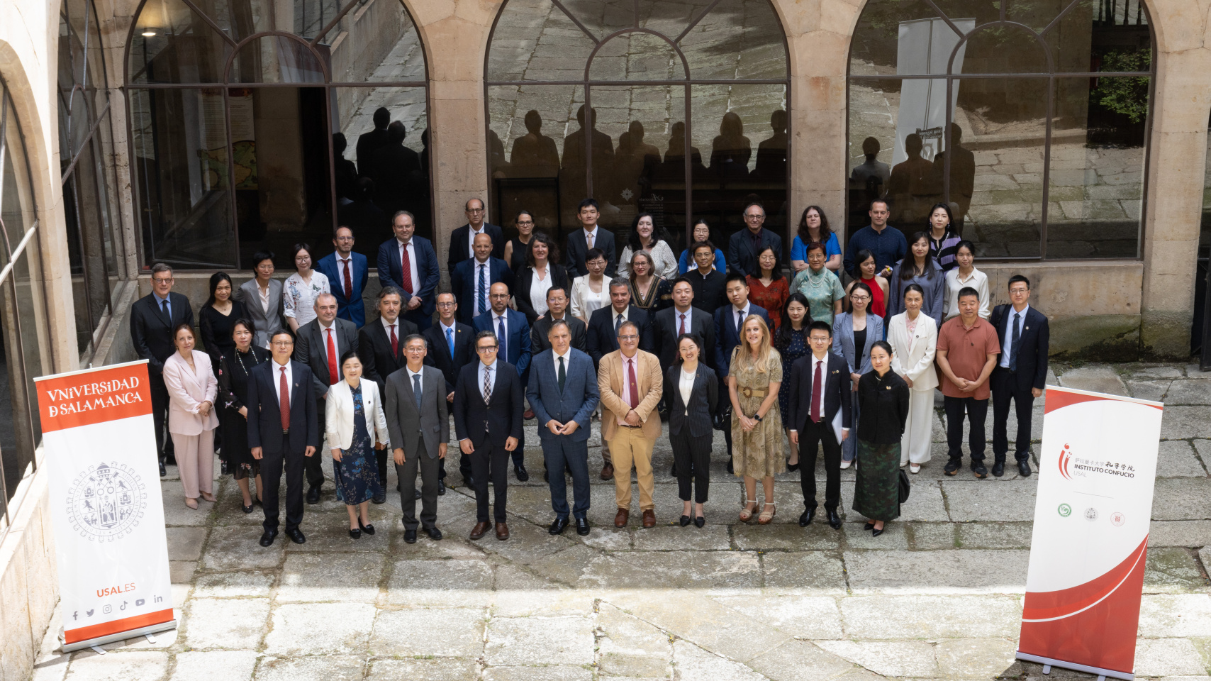 Foto de familia tras la inauguración del Instituto Confucio de la Universidad de Salamanca