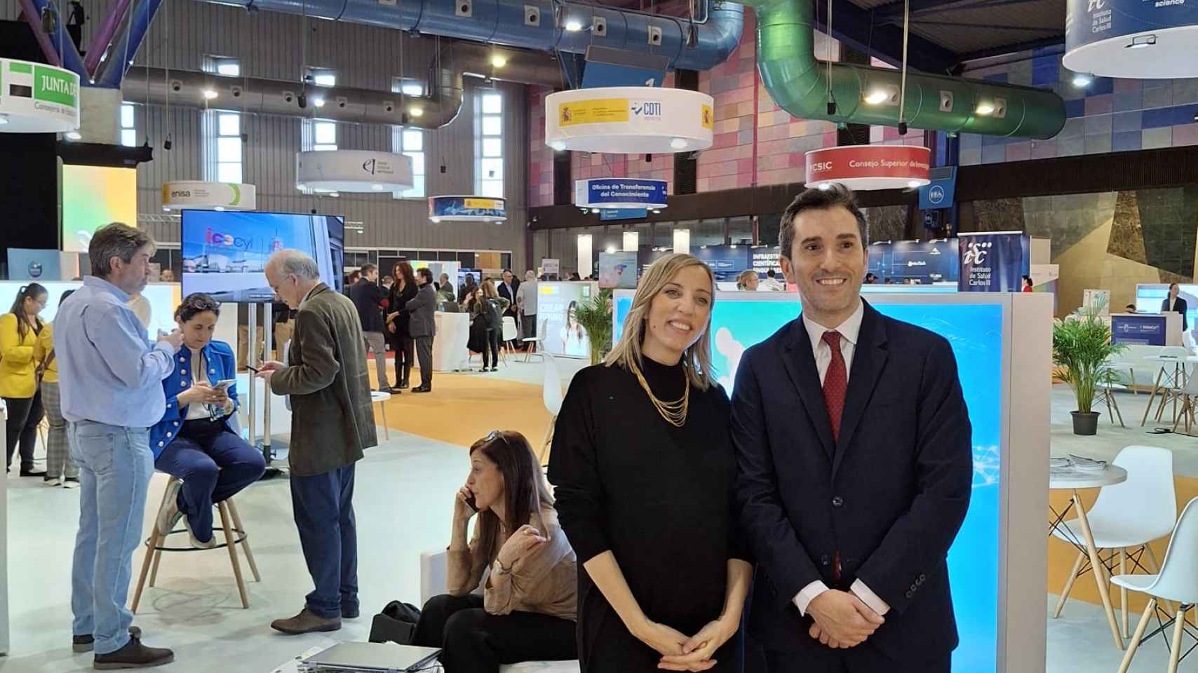 El vicerrector Federico Bueno de Mata y la directora Blanca Ares en el congreso "Transfiere"