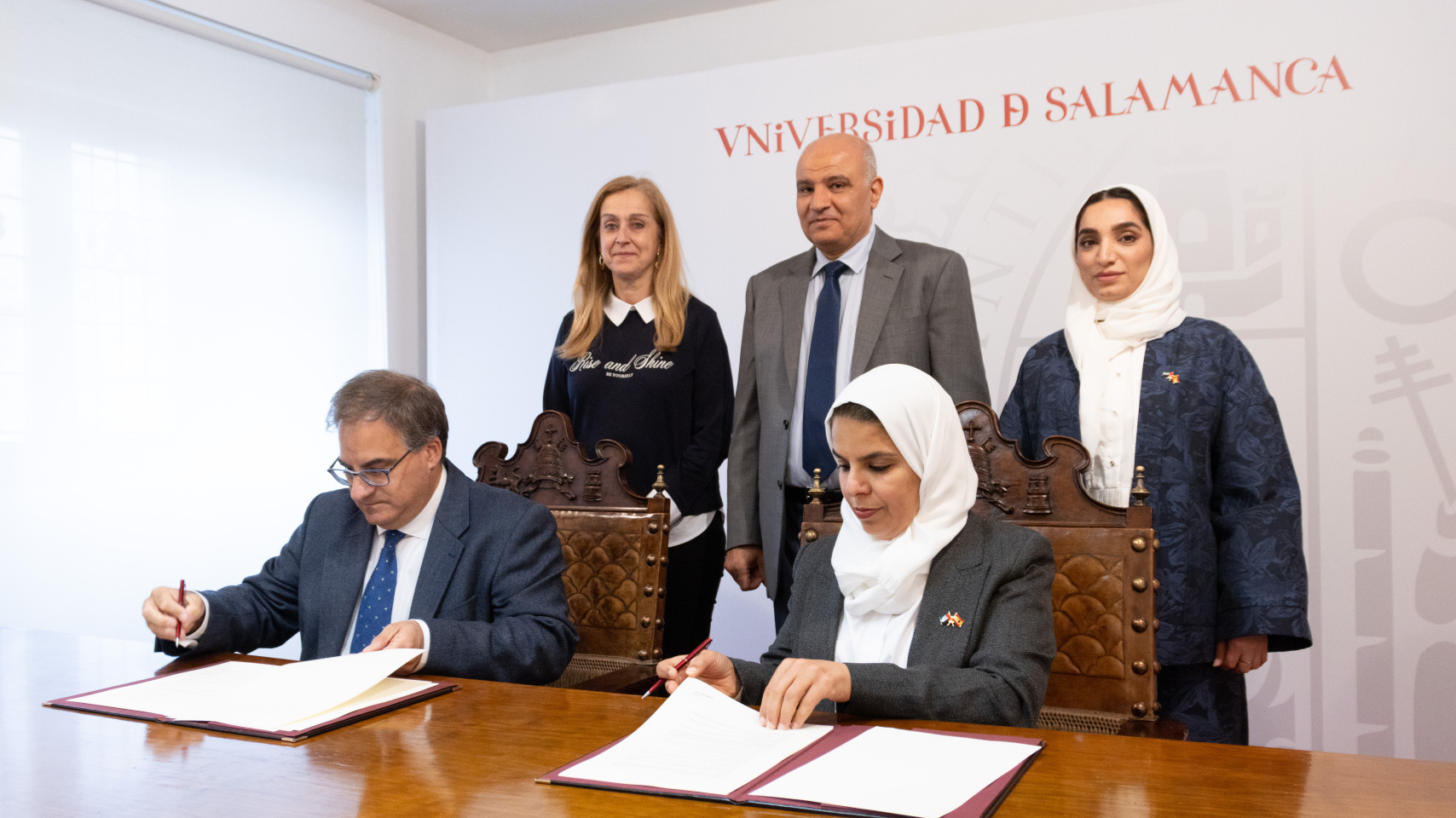 El vicerrector Raúl Sánchez Prieto y la directora general adjunta Mariam Saif Ali Al Shamsi firman el convenio de colaboración