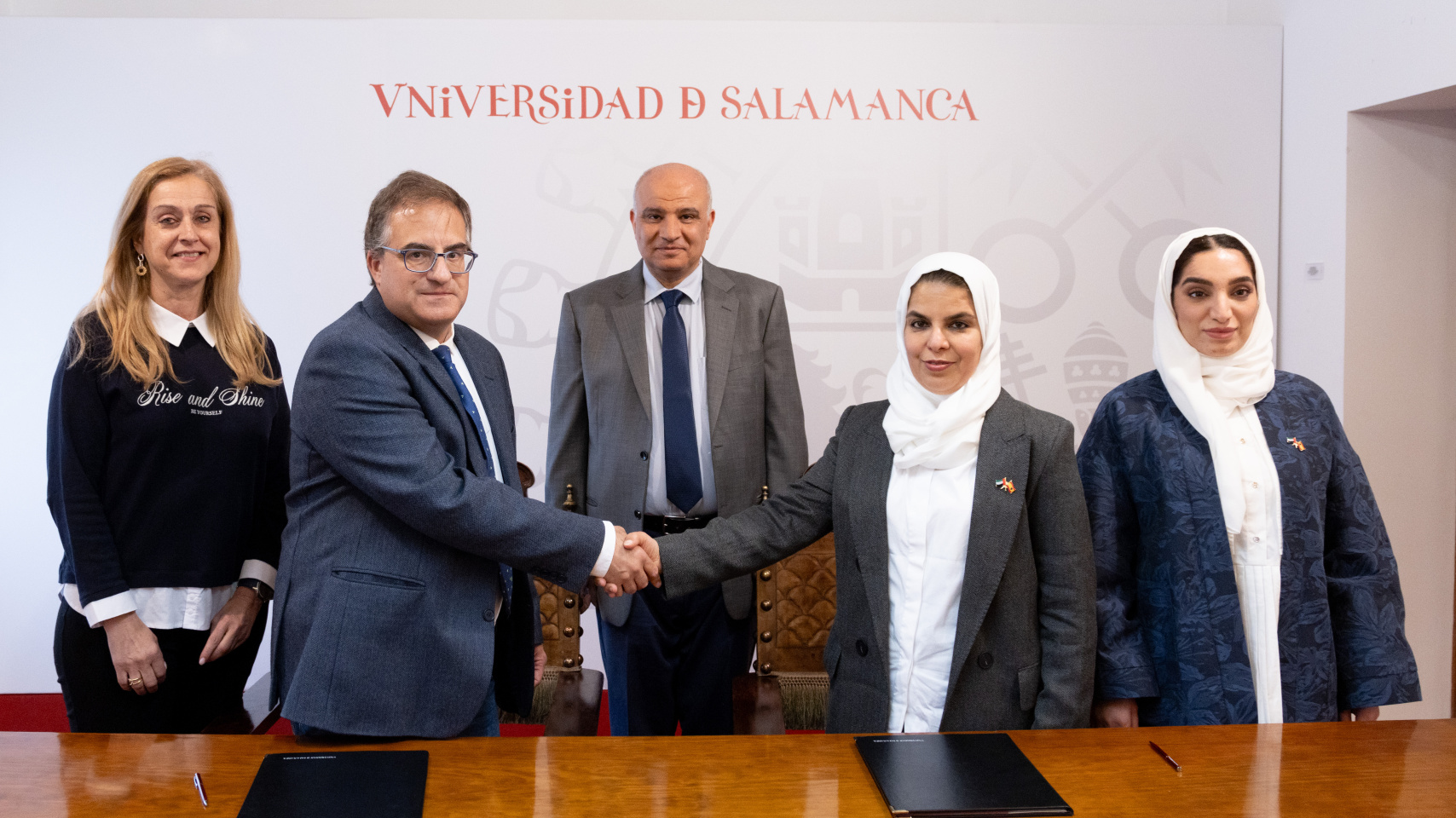 El vicerrector Raúl Sánchez Prieto y la directora general adjunta Mariam Saif Ali Al Shamsi firman el convenio de colaboración