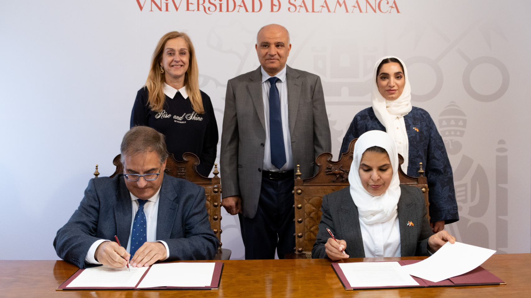 El vicerrector Raúl Sánchez Prieto y la directora general adjunta Mariam Saif Ali Al Shamsi firman el convenio de colaboración
