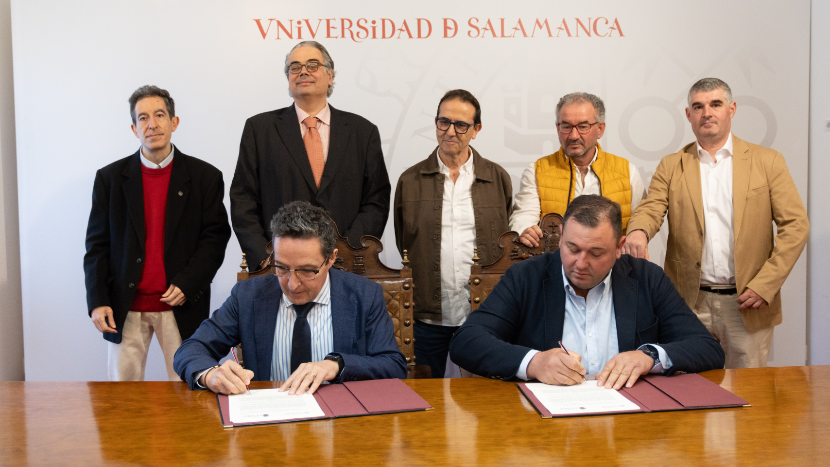 El rector de la Universidad de Salamanca y el alcalde de Villoria firman un convenio de colaboración.