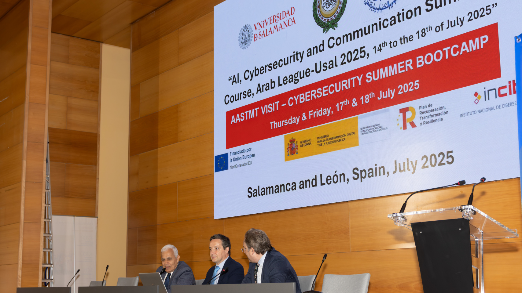 El rector Juan Manuel Corchado junto a los profesores Félix Ortega e Ismail Abdel Ghafar en la inauguración del curso sobre IA