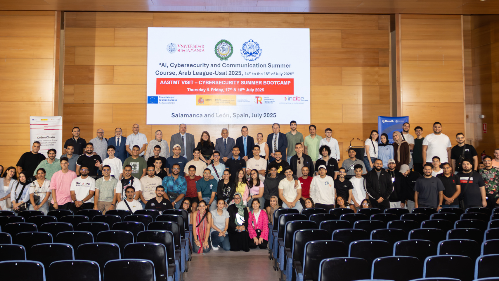 Autoridades academicas y estudiantes en la inauguración de "AI Cybersecurity and Communication Summer Course, Arab League-Usal 2025"