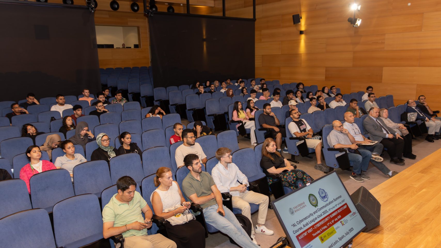Estudiantes y profesores en la inauguración del "AI Cybersecurity and Communication Summer Course, Arab League-Usal 2025"