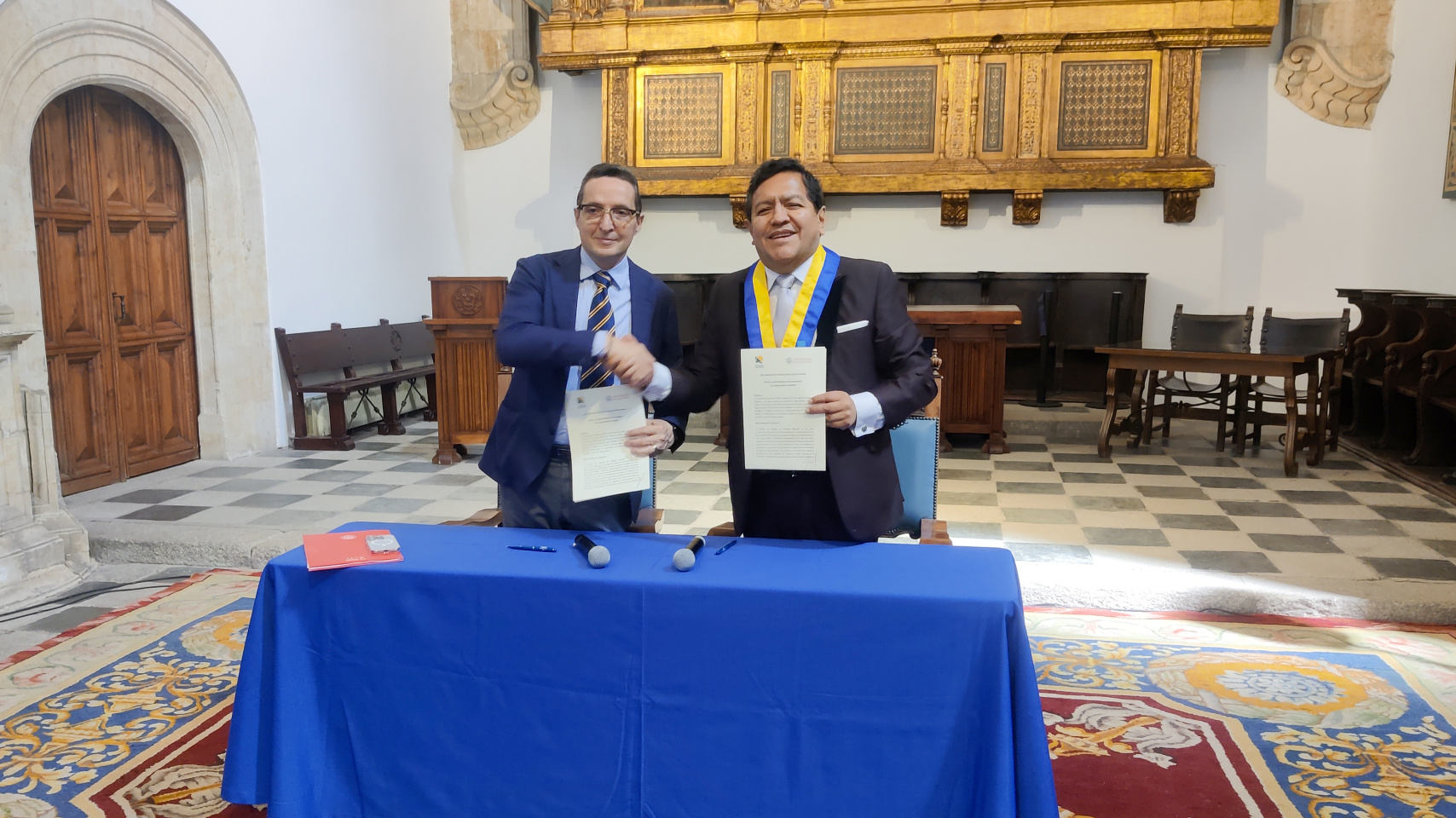 Firma de la Declaración de Intenciones Institucional por el rector Juan Manuel Corchado y el presidente del Parlamento Andino, Gustavo Pacheco Villar.