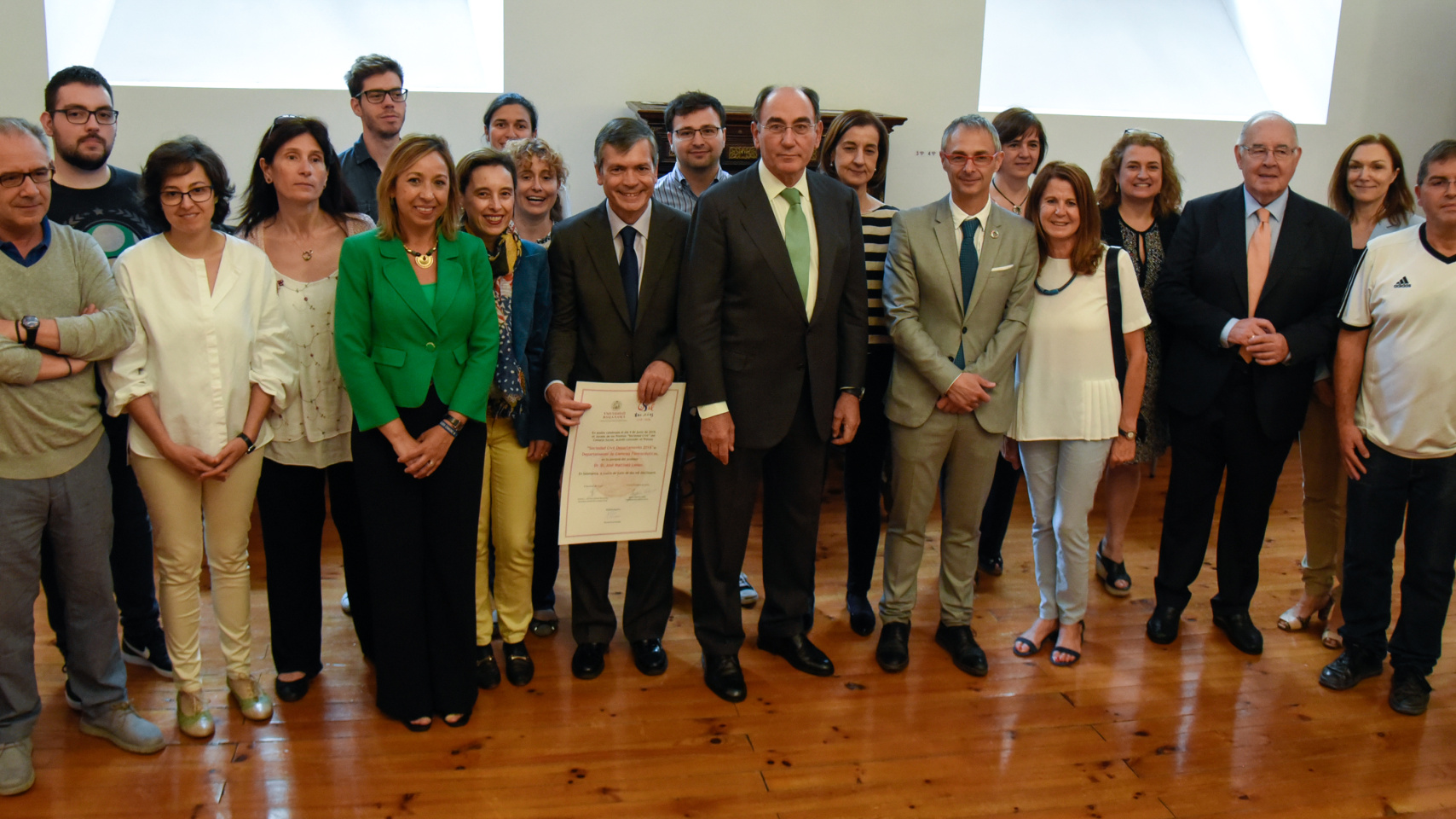 Foto de familia del  Departamento de Ciencias Farmacéuticas con Ricardo Rivero, Susana Perez e Ignacio Sánchez Galán