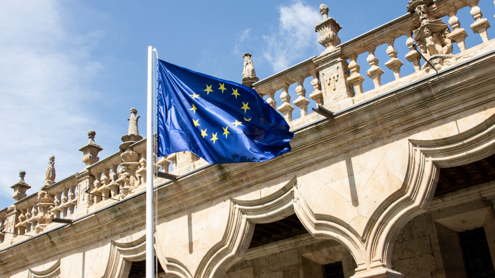 Bandera de la Unión Europea en el Patio de Escuelas Menores de la Universidad de Salamanca