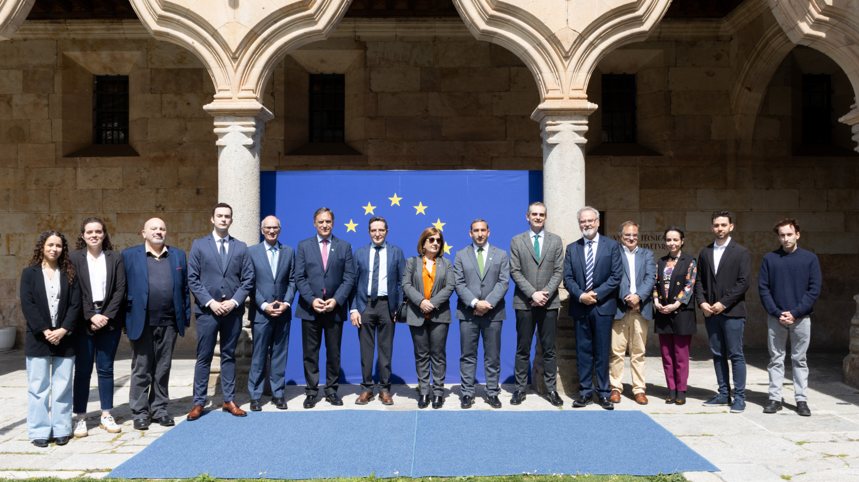 Foto de familia del acto de izado de la bandera de la Unión Europea