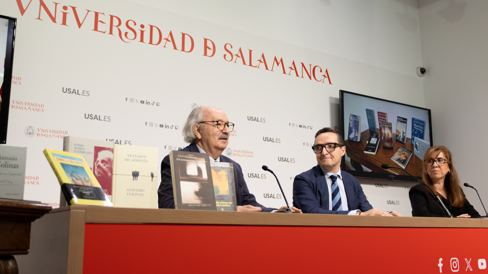 El escritor Antonio Colinas, el rector Juan Manuel Corchado y la directora Tránsito Ferreras durante la rueda de prensa