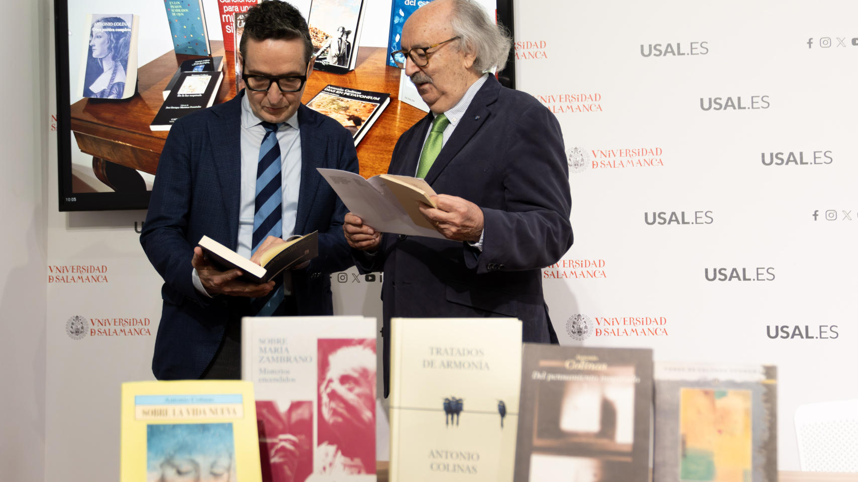 El rector Juan Manuel Corchado y el escritor Antonio Colinas durante la rueda de prensa.