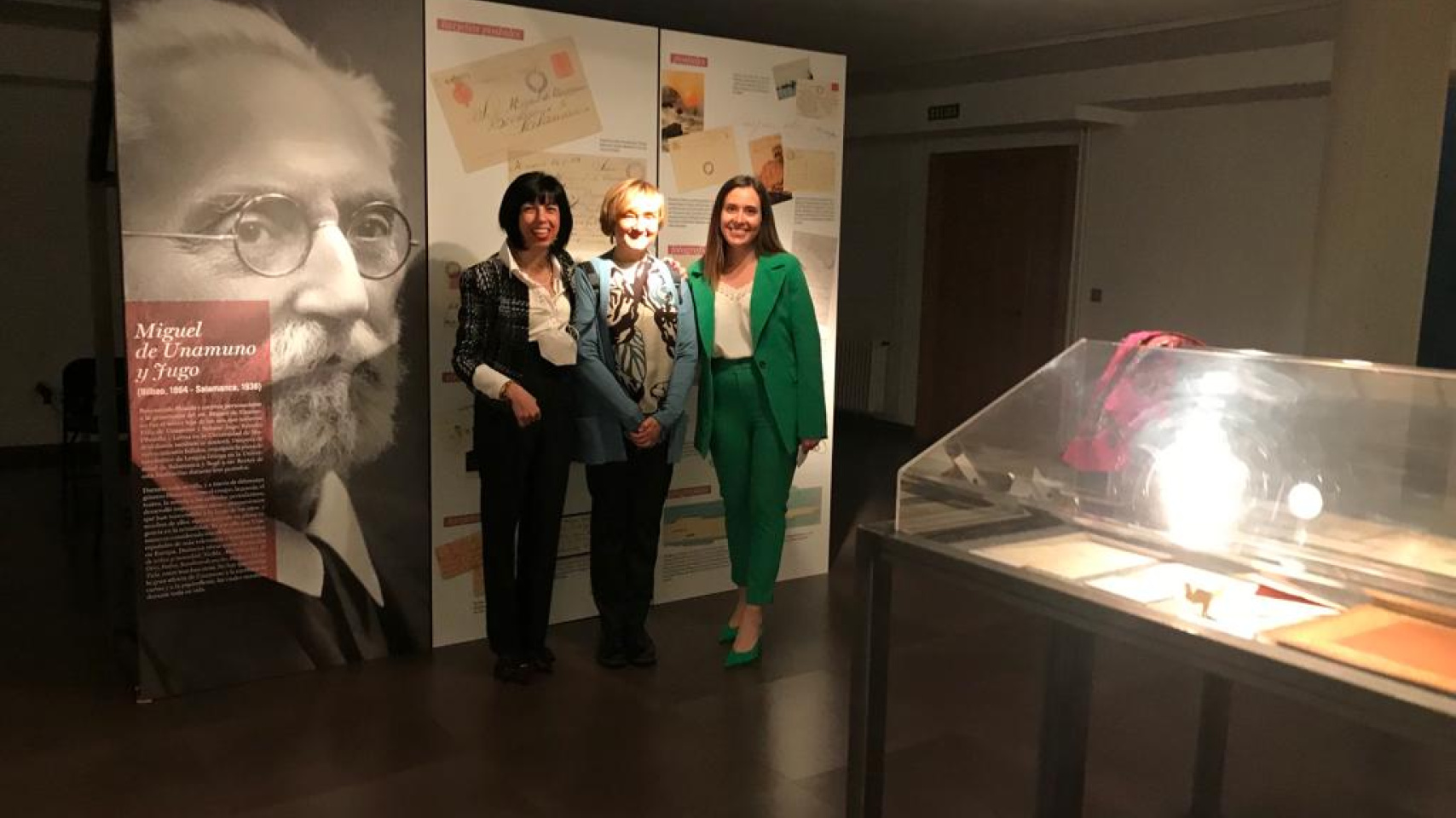 El rector inaugura la exposición “Bajo pluma de mujer” en la Casa Revilla de Valladolid