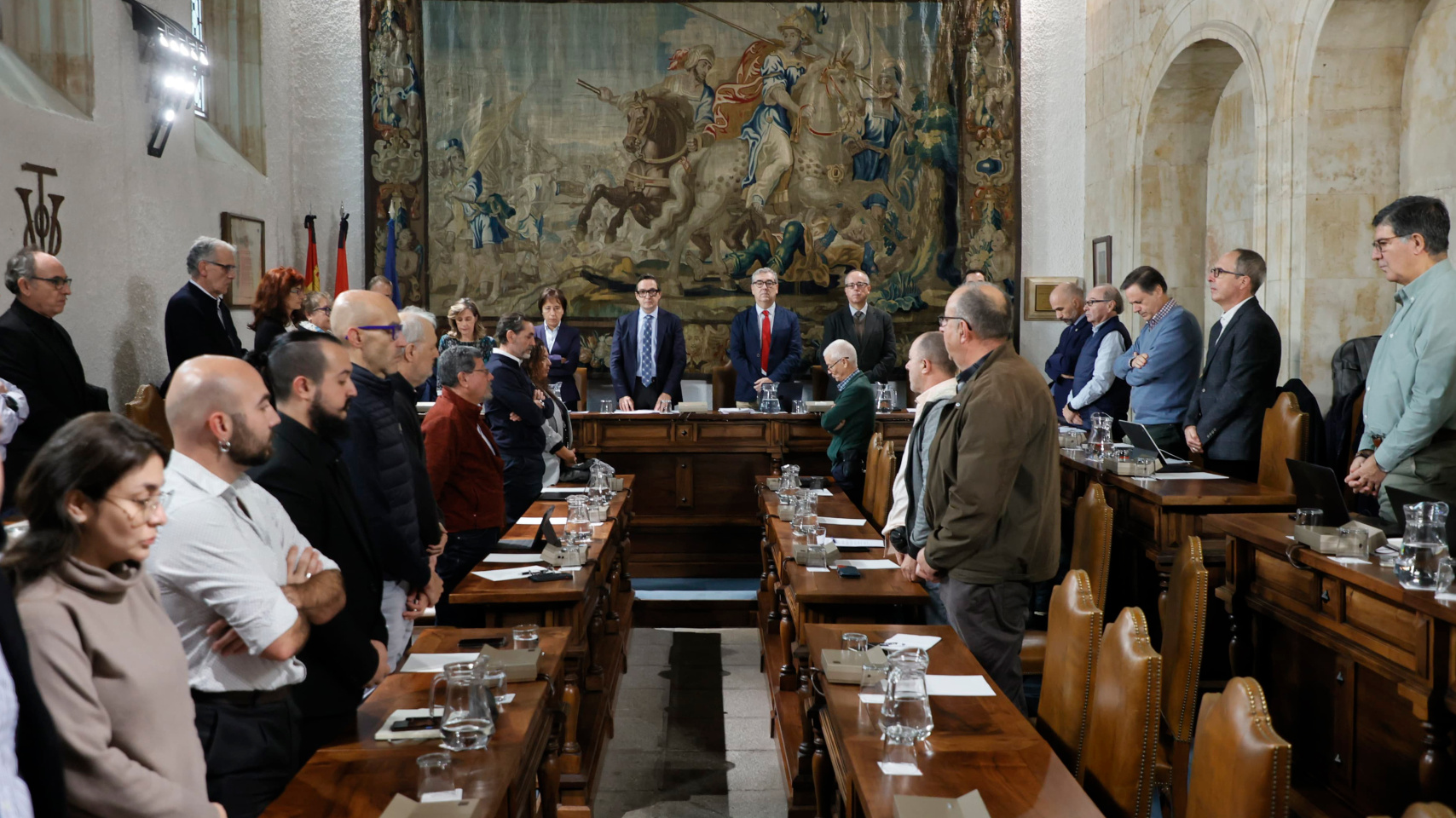 El Consejo de Gobierno guarda un minuto de silencio por las víctimas de la DANA