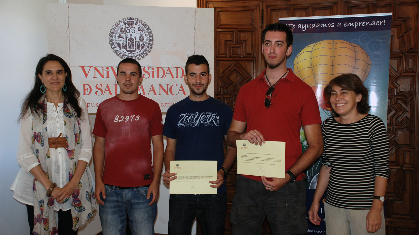 La vicerrectora de Estudiantes y la directora del Servicio de Inserción Profesional, con los galardonados