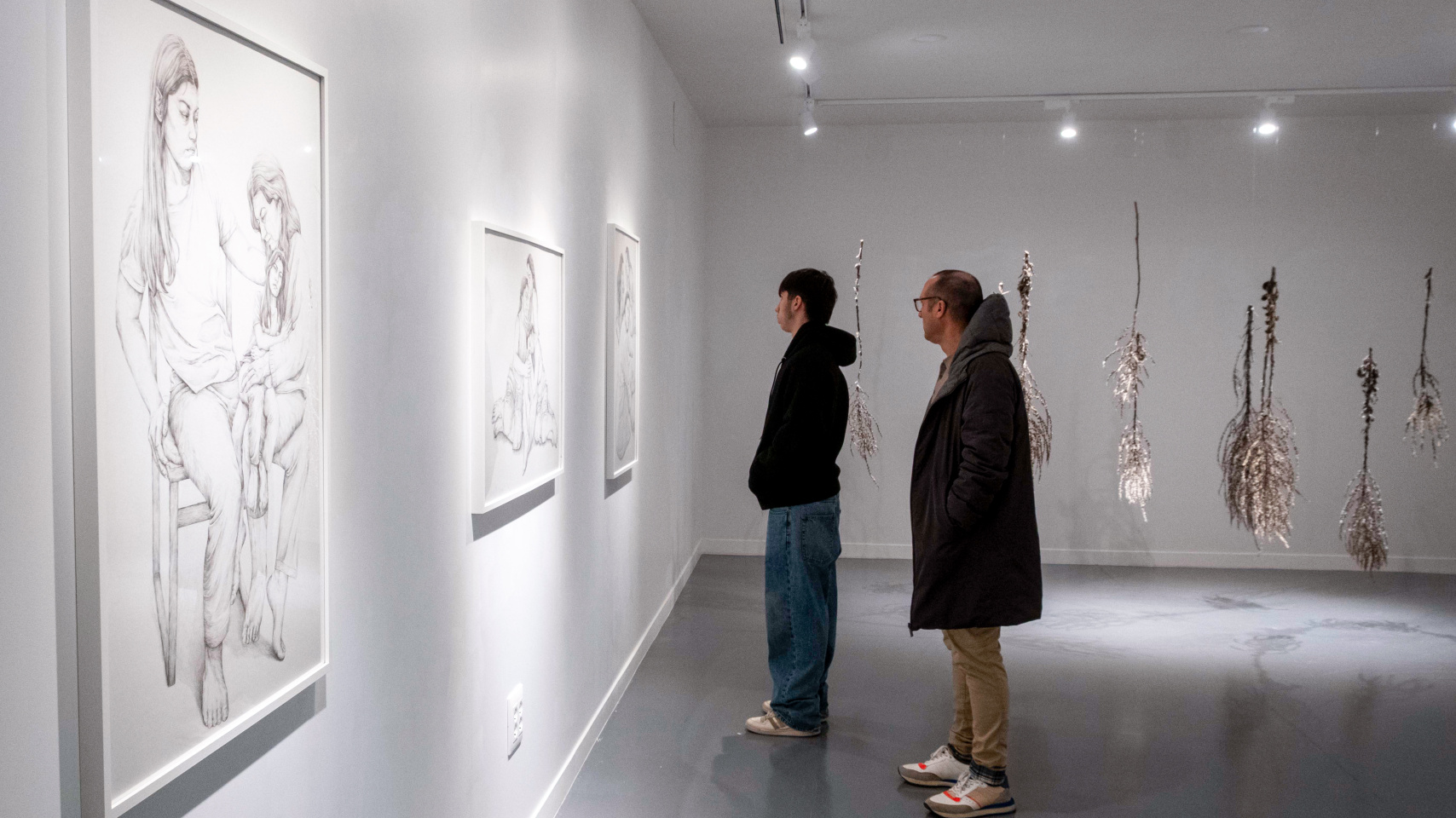 Visitantes disfrutan de la exposición "Nidos"