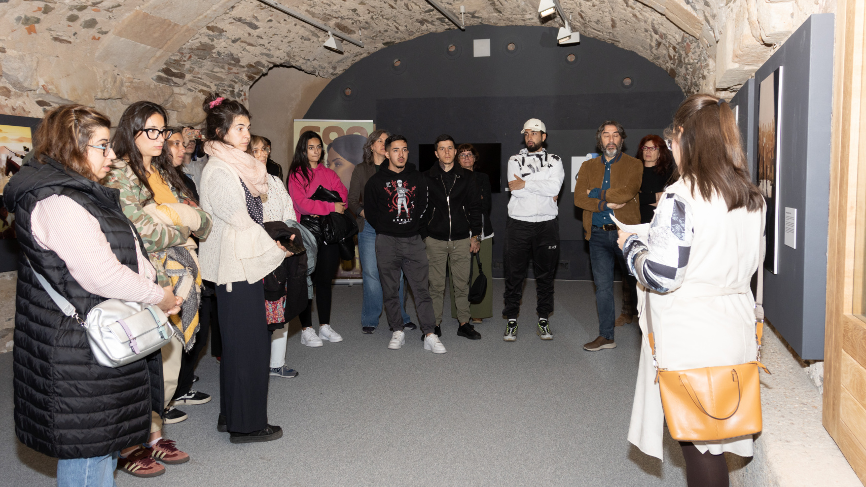 Publico durante la visita guiada a través de la exposición "Historia Compartida"