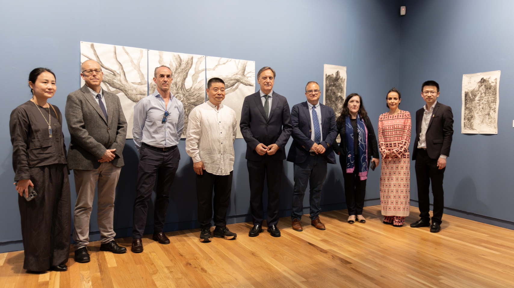 Autoridades asistentes a la exposición ‘Shānshuǐ’ en la sala de exposiciones de San Eloy