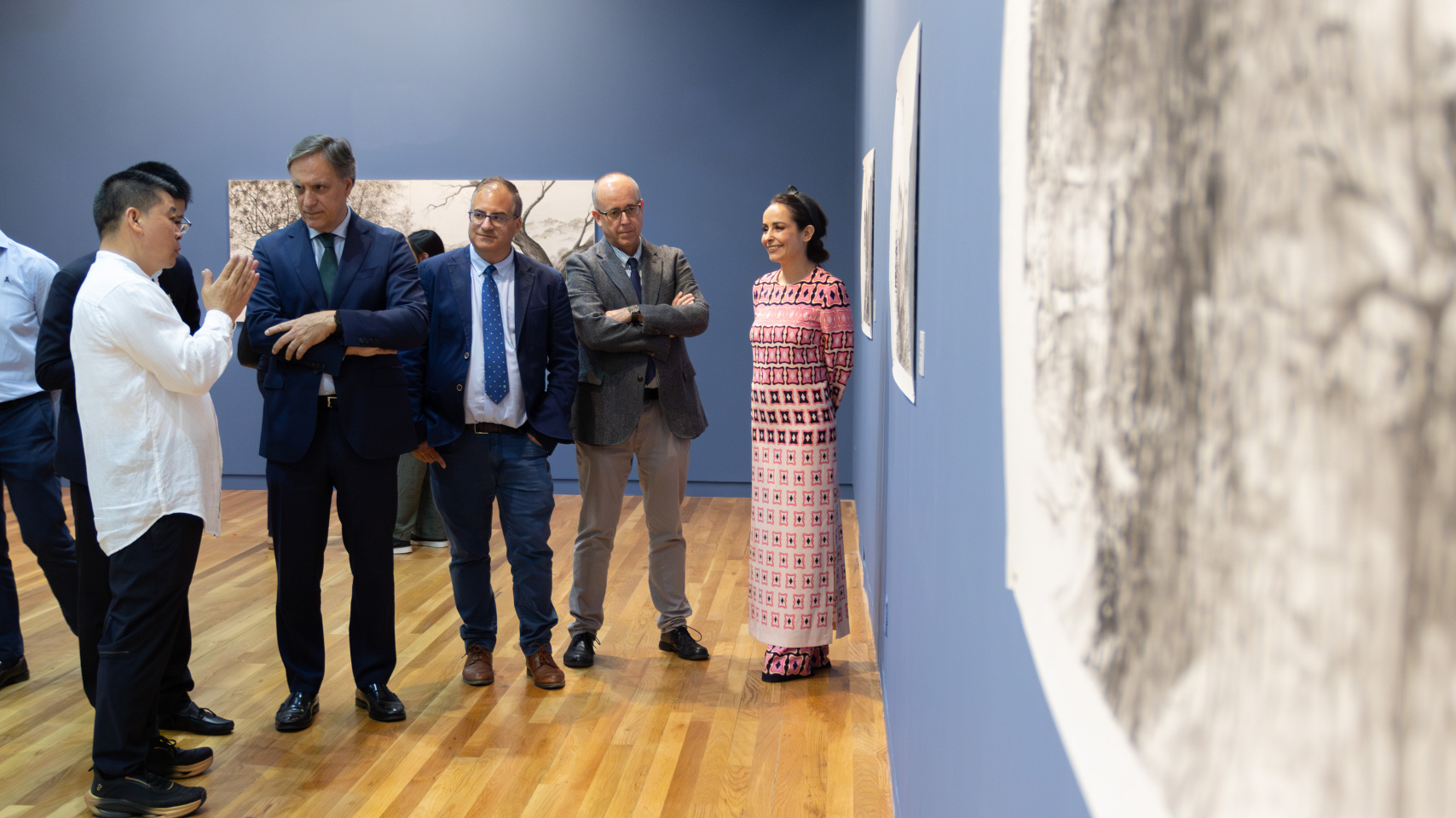 El artista Xu Heng realiza una visita guiada por la exposición "Shãnshuǐ"