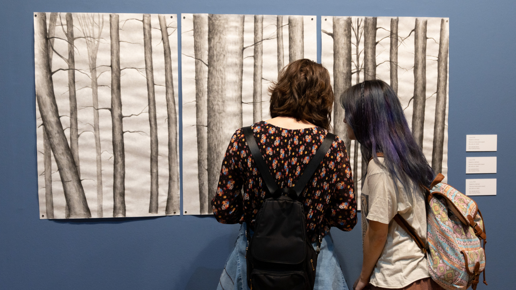 Asistentes disfrutan de la exposición ‘Shānshuǐ’ en la sala de exposiciones de San Eloy