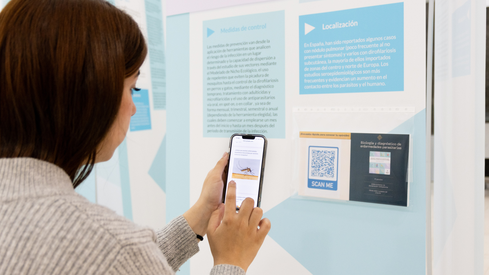 Estudiante realiza el test tras obtener información en los paneles expuestos.