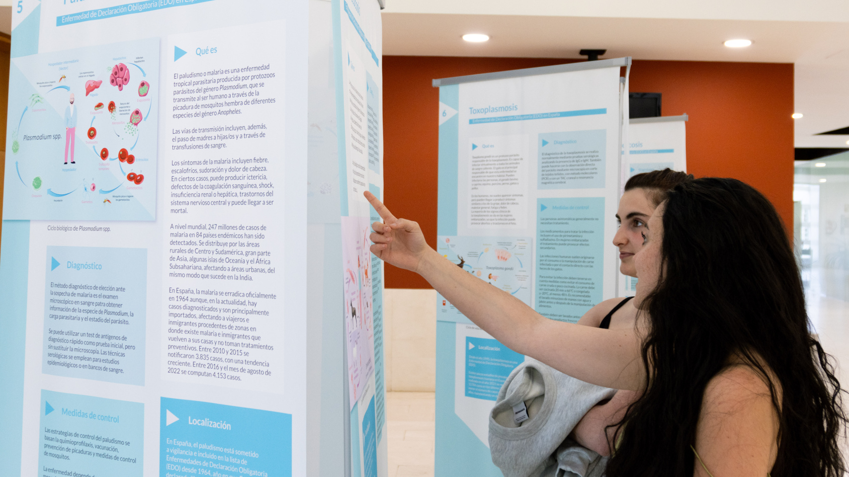 Estudiantes disfrutan de la muestra expuesta en el hall del edificio Dioscórides