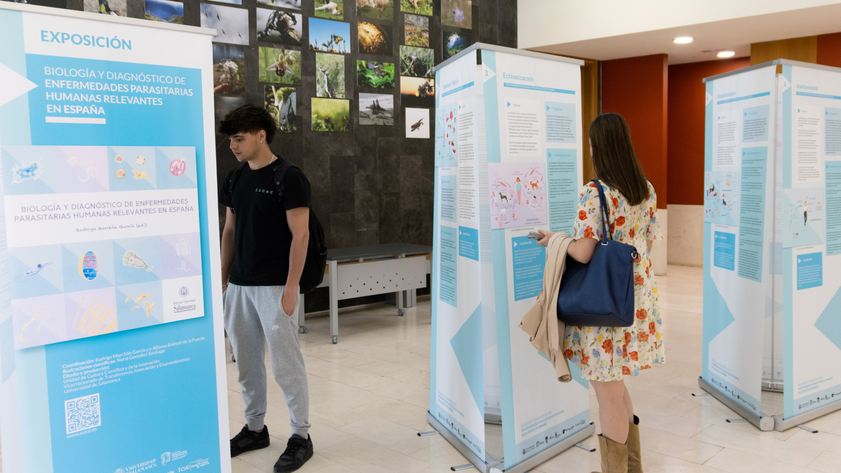 Estudiantes disfrutan de la muestra expuesta en el hall del edificio Dioscórides