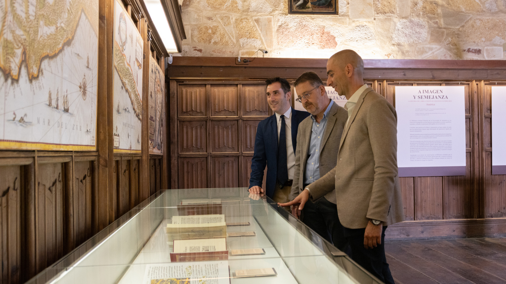 Federico Bueno de Mata, Óscar Lilao y Raúl Rivas recorren la exposición de facsímiles sobre América de la Biblioteca General Histórica