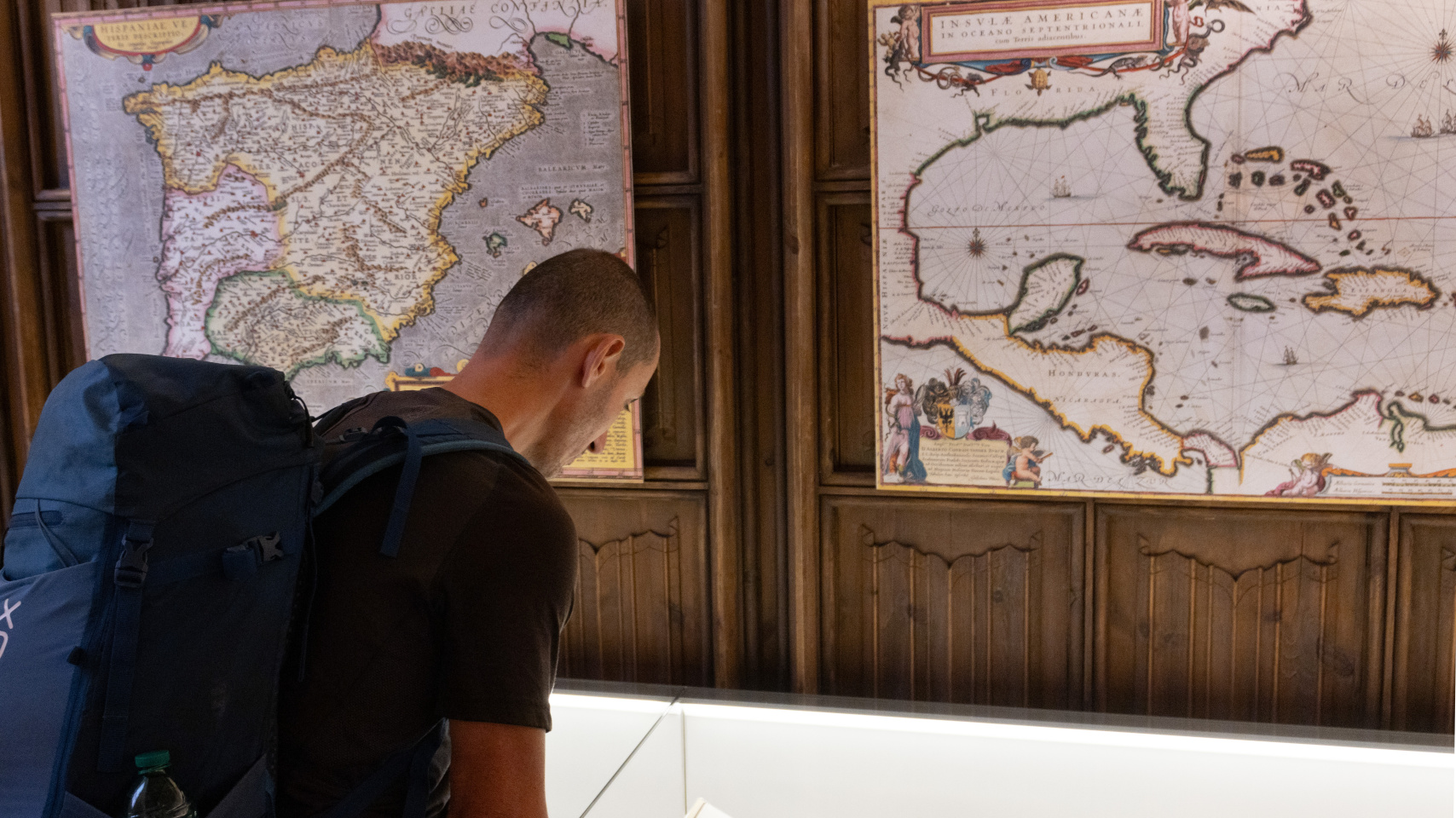 Público en la exposición de facsímiles sobre América de la Biblioteca General Histórica