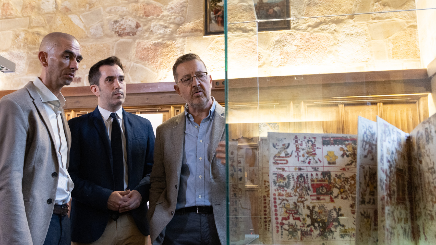 Raúl Rivas, Federico Bueno de Mata y Óscar Lilao recorren las exposición de facsímiles sobre América de la Biblioteca General Histórica