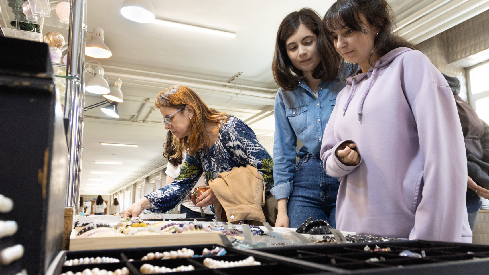 Estudiantes visitan la Feria de Minerales de la Facultad de Ciencias