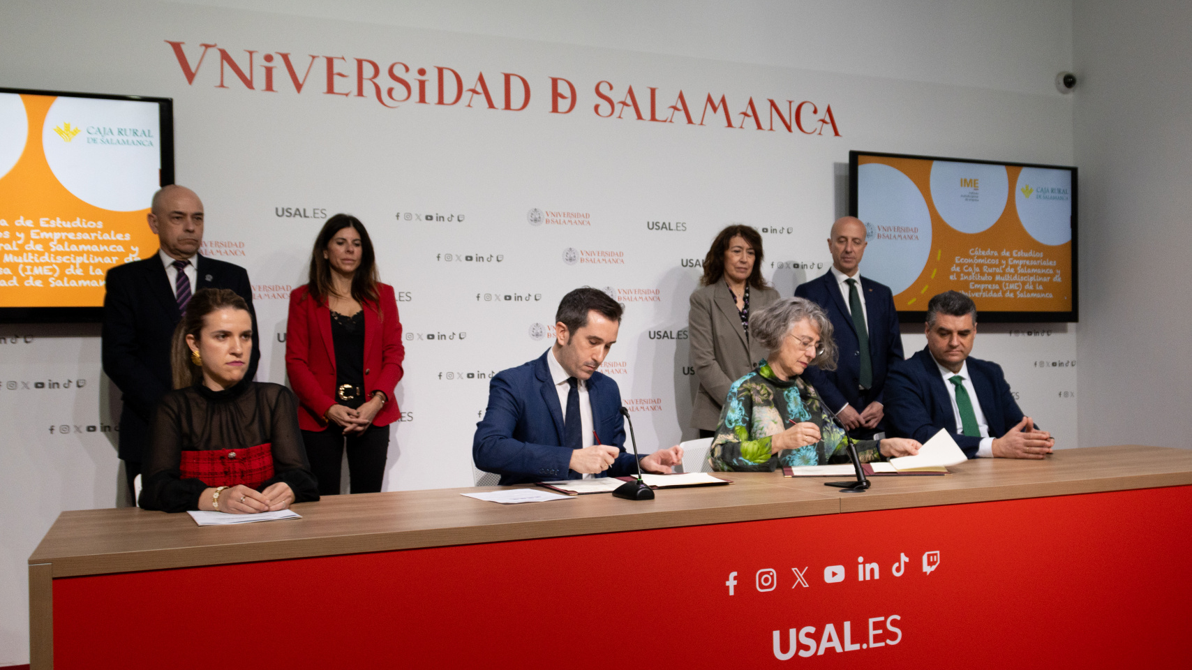 Firma de convenio entre la USAL, Caja rural y el IME para la creación de la Cátedra de Estudios Económicos y Empresariales