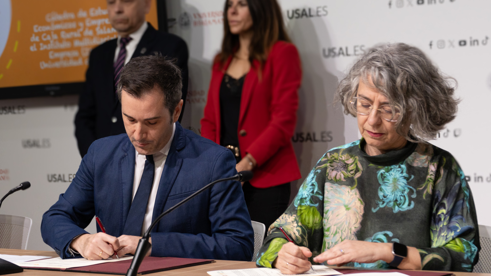 El vicerrector Federico Bueno de Mata y la directora General de Caja Rural, Isabel Martin Arija, firman el convenio de creación de la Cátedra de Estudios Económicos y Empresariales.