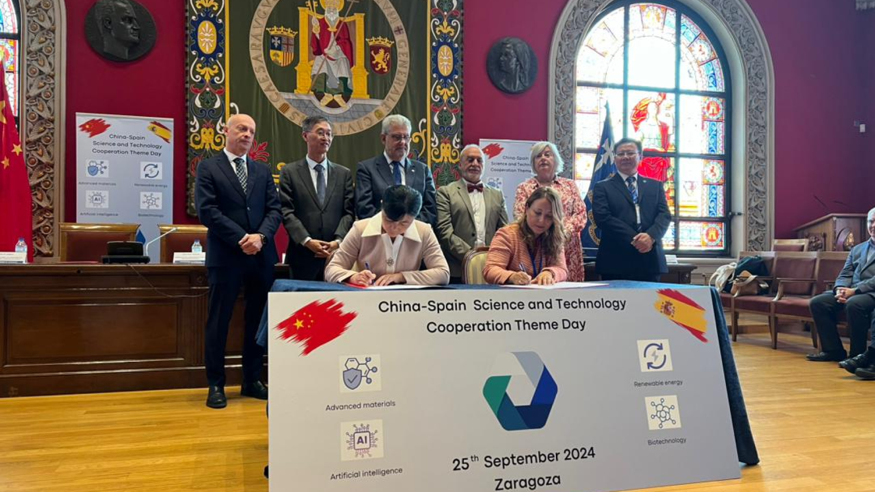 Ana Gil, vicedecana de la Facultad de Ciencias de la USAL y Zheng Peiyun,decana de la Facultad de Ciencias de Shanghái firman el acuerdo de cooperación académica.