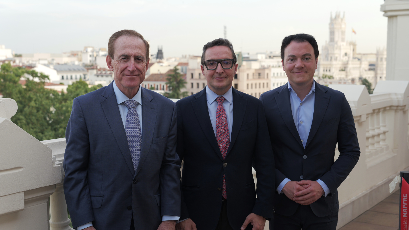 Antonio huertas, presidente de MAFRE y ALUMNI-USAL; Juan Manuel Corchado, rector de la Universidad de Salamanca; y Pedro Martínez, concejala de Proyección Económica.