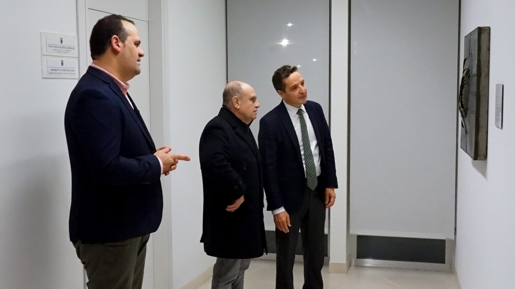 Juan Manuel Corchado y David Mingo acompañados por José Fuentes visitan el Museo de Arte Contemporáneo