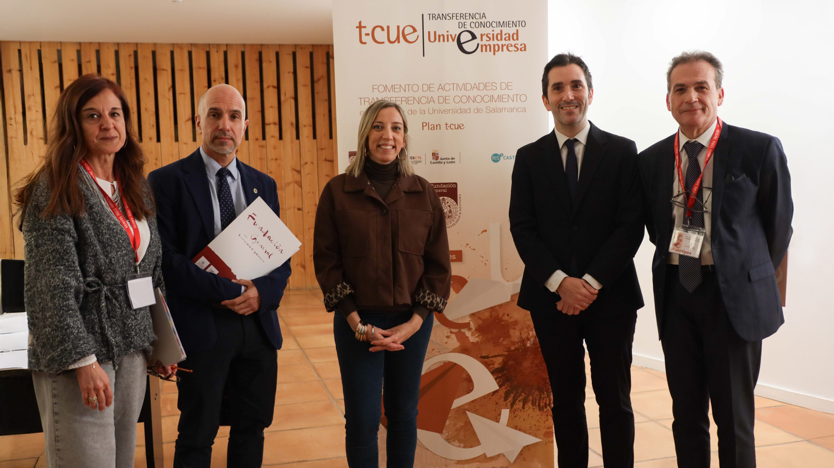 De izquierda a derecha, Eva Maestro, técnico de la Fundación General, Óscar González, director de la Fundación General; Blanca Ares;  la directora general de Universidades e Investigación de la Junta; Federico Bueno de Mata, vicerrector de Transferencia, Innovación y Emprendimiento; y Miguel Ángel Salinero, coordinador de la Fundación General.