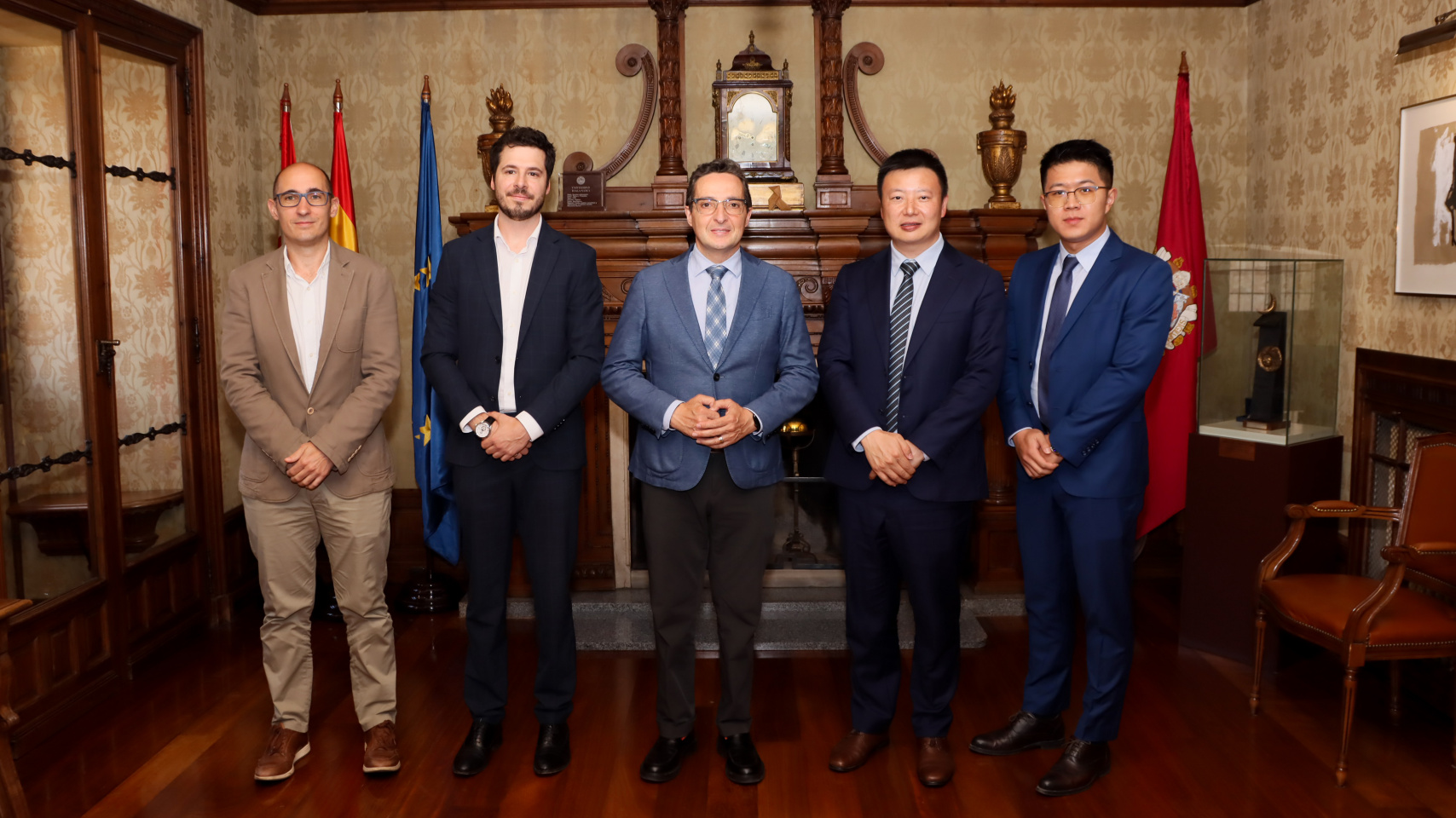 Fernando de la Prieta, delegado del rector para los temas de Transformación Digital; Jesús Valois, Account Manager; Juan Manuel Corchado, Rector USAL; Yinhui CEO Huawei Iberia; y Huangjunru, Spain West District Business Director.