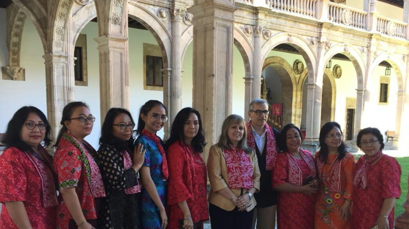 los directores del simposio junto a las ponentes