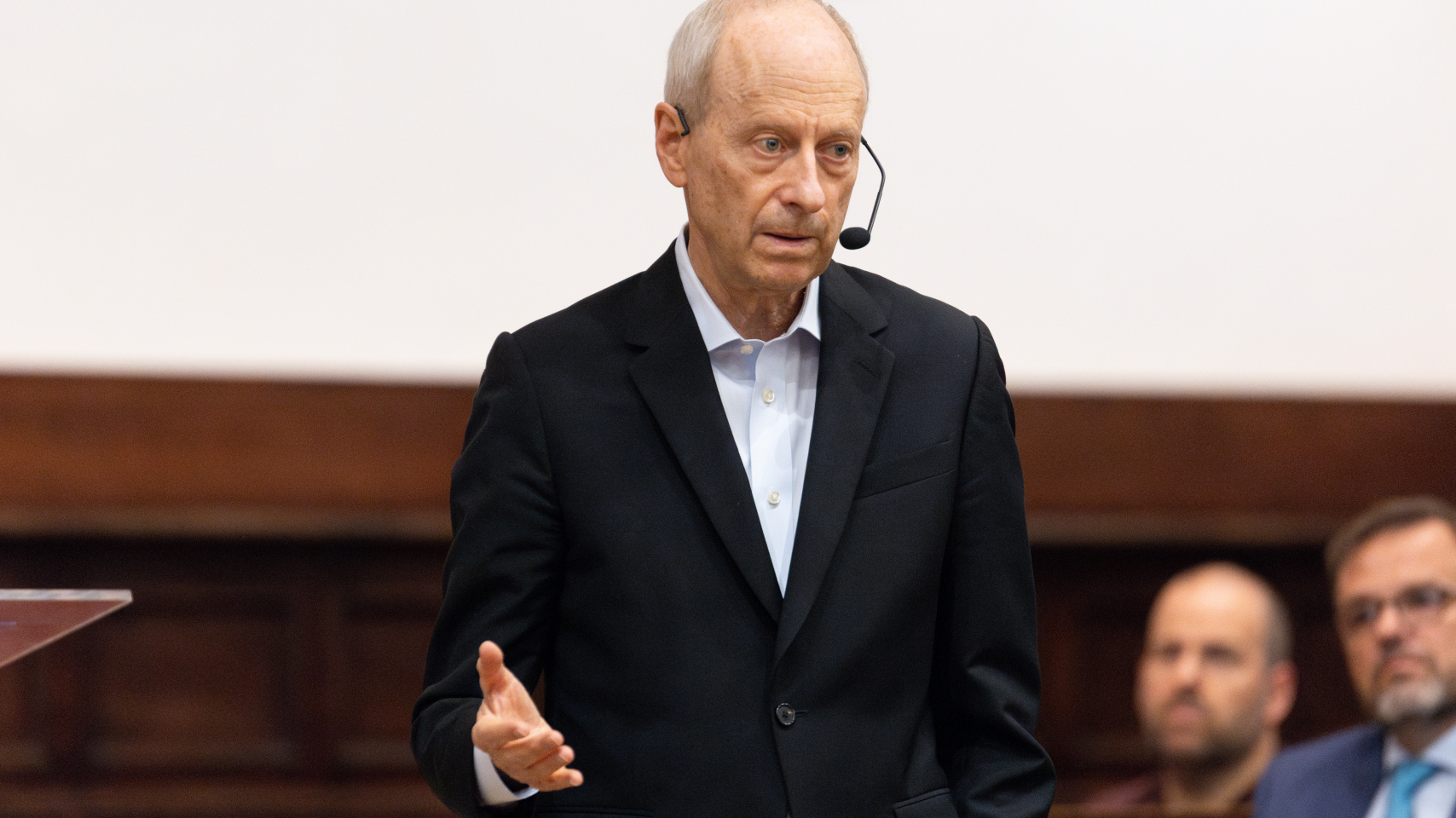 El filósofo estadounidense Michael Sandel durante su conferencia en el Paraninfo de la Universidad de Salamanca