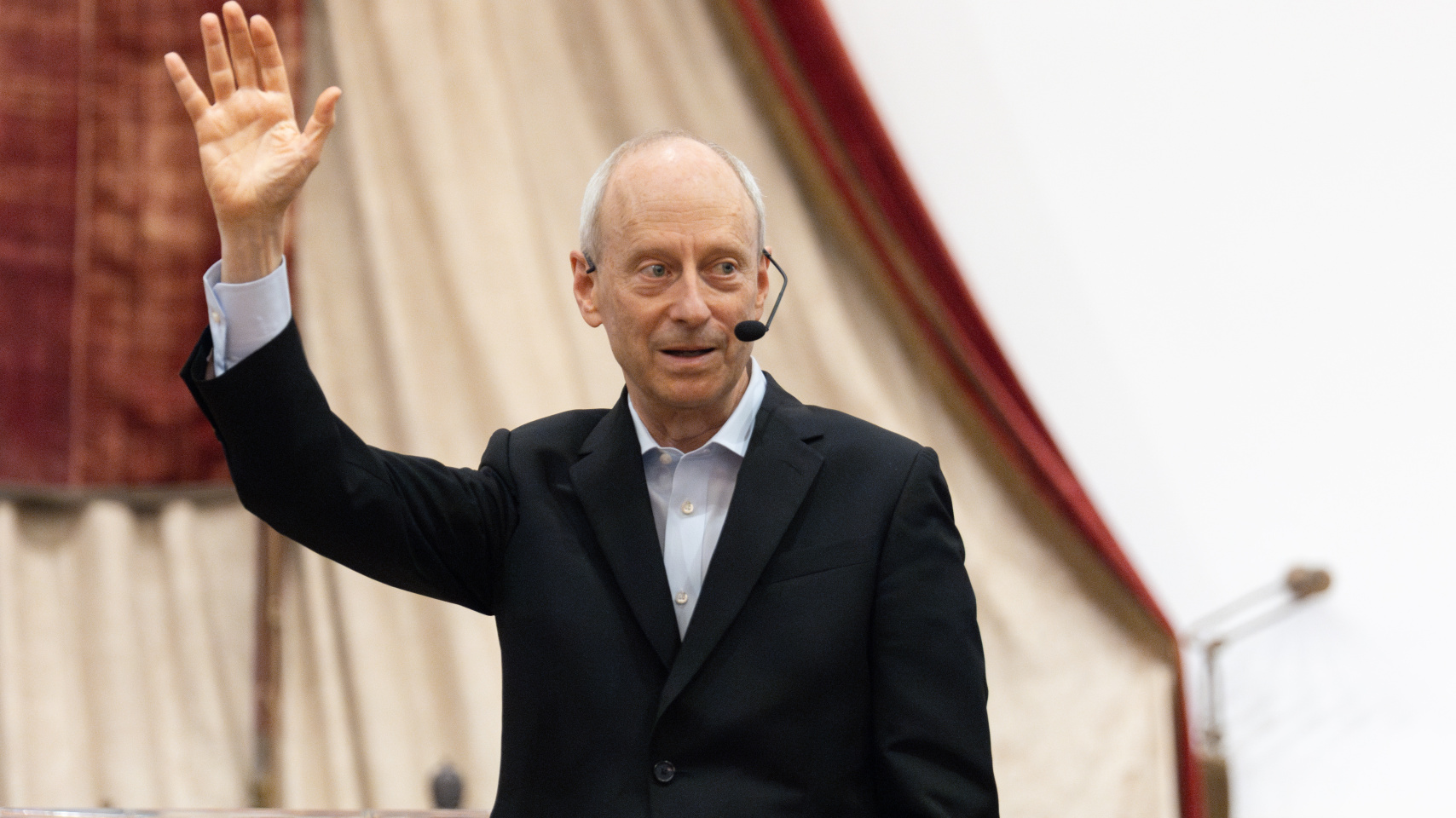 El filósofo estadounidense Michael Sandel durante su conferencia en el Paraninfo de la Universidad de Salamanca