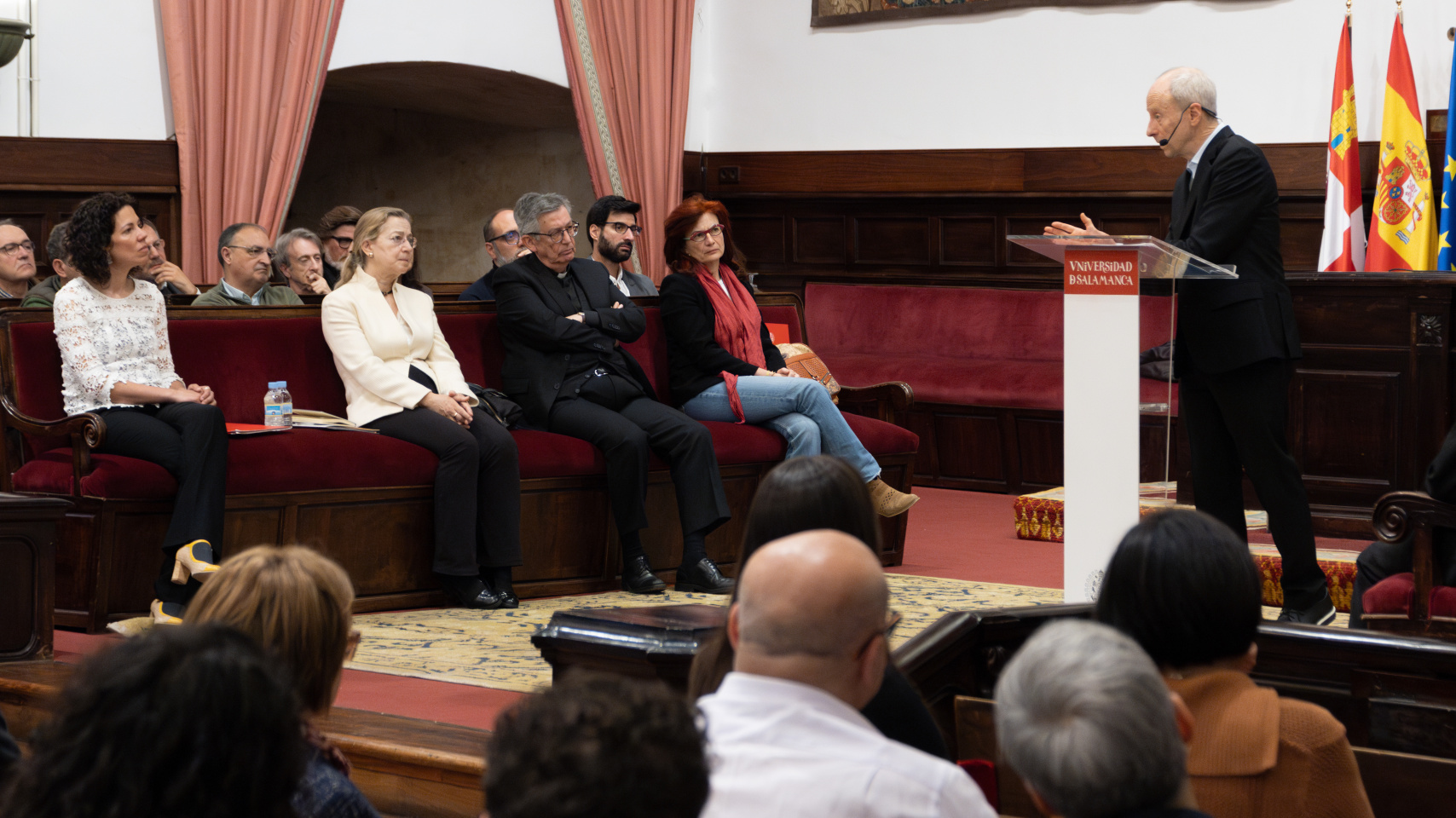 La vicerrectora de Estudiantes de la USAL y el rector de la Universidad Pontificia disfrutan de la conferencia de Sandel