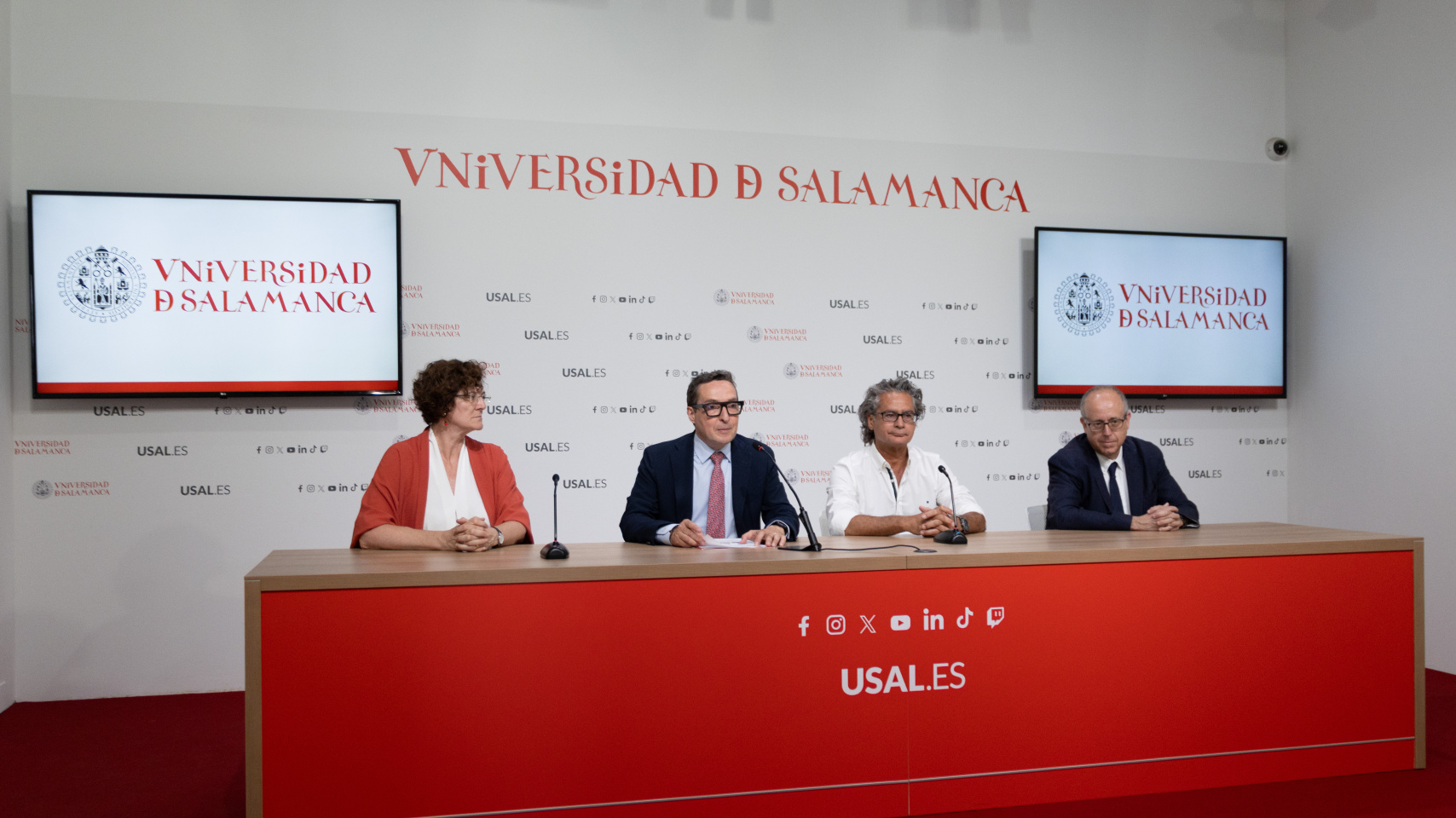 Rueda de prensa para anunciar que Juan Pedro Bolaños consigue una de las ERC Advanced Grants 2024. De izq., a dcha.: Margarita Díaz Martínez, Juan Manuel Corchado, Juan Pedro Bolaños y José Miguel Mateos Roco.