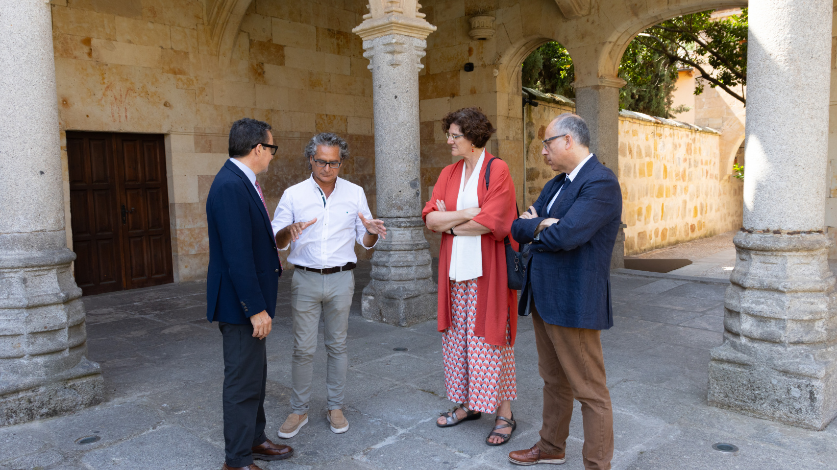 Juan Pedro Bolaños, catedrático de Bioquímica y Biología Molecular explica el proyecto "NeuroSTARS" al resto de autoridades.