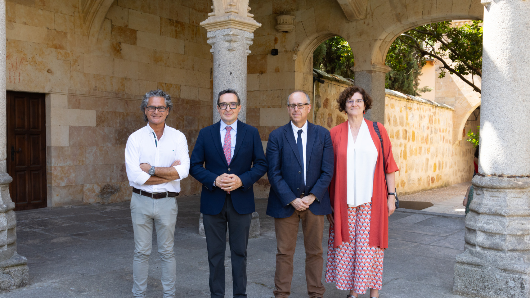 Juan Pedro Bolaños, Juan Manuel Corchado, José Miguel Mateos Roco y Margarita Díaz Martínez en el Patio de Escuelas Menores de la USAL