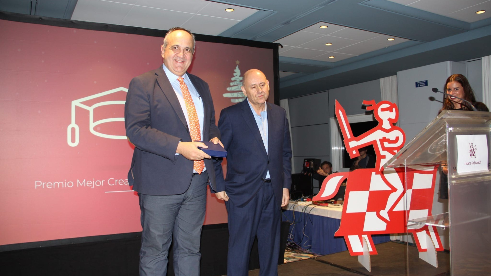 Nicolás Rodríguez-García recogiendo el premio