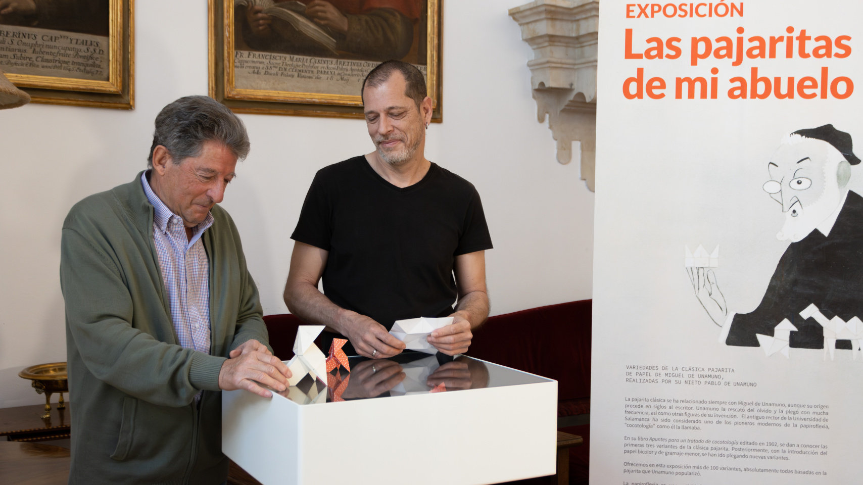 Pablo de Unamuno Pérez y su hijo Pablo de Unamuno presentan la exposición "Las pajaritas de mi abuelo"