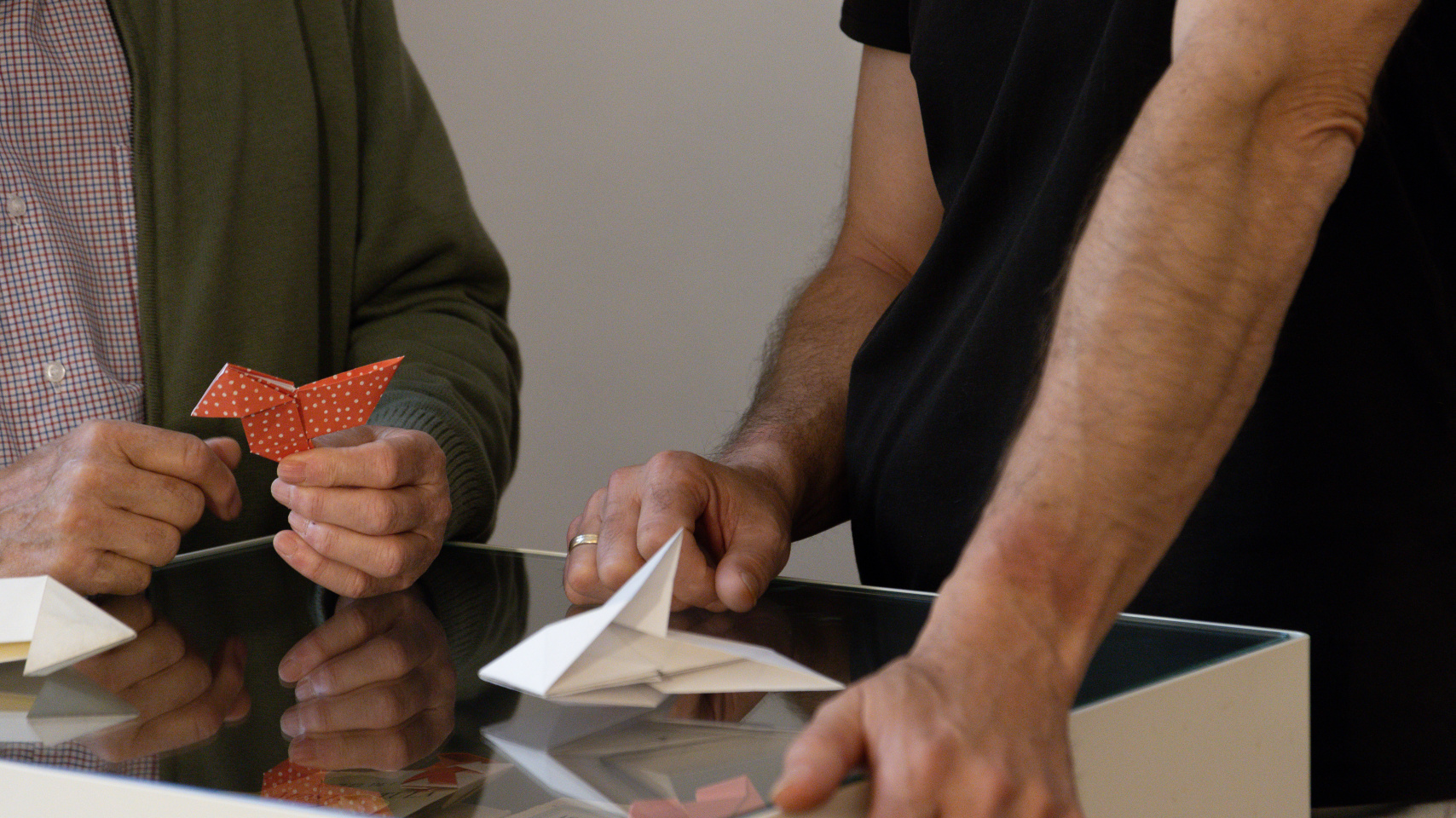 Pablo de Unamuno Pérez y su hijo Pablo de Unamuno representan la creación de las pajaritas